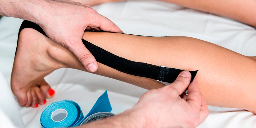 Taping pour arthrose déformante fixant l'articulation avec du ruban adhésif